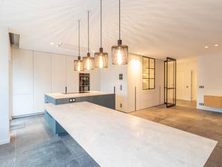 In een kleinschalig gebouw in de gegeerde Hof van Riethwijk te Mortsel, vinden we dit recent, volledig gerenoveerde appartement terug. De ligging...