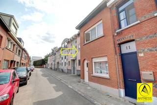 <p><span>Ideaal rustig residentieel doch in het centrum van Kontich gelegen gezinswoning met ruime zuidwest geörienteerde tuin.</span></p><p><span>Zeer laag kadastraal inkomen (404€), mogelijkheid tot bijbouwen van extra verdieping en garagebox met oprit achteraan de tuin (mits aanvraag vergunning).</span></p><p><span> </span></p><p><span>Omschrijving:</span></p><p><span>De woning beschikt over een kleine inkomhal.<br />De leefkamer kan makkelijk worden ingericht met eetplaats en salon.<br />De keuken is voorzien van alle comfort, grenzend aan de keuken treffen we de badkamer met douche, lavabo en wc.</span></p><p><span>Tussen de achtergevel en de tuin werd een veranda voorzien, treffen we in een aparte kamer aansluiting wasmachine/ droogkast.</span></p><p><span>De woning beschikt over een ruime tuin met ideale zuidwest oriëntatie, mits aanvraag vergunning kan achterin de tuin nog een garagebox met oprit geplaatst worden.<br />Op de eerste verdieping treffen we de 2 ruime slaapkamers, mits vergunning mogelijkheid tot plaatsen van een tweede verdiep.</span></p><p><span>De woning beschikt over een kelder.</span></p><p><span> </span></p><p><span>Gratis schatting met advies op maat? Neem gerust contact met ons op!</span></p>