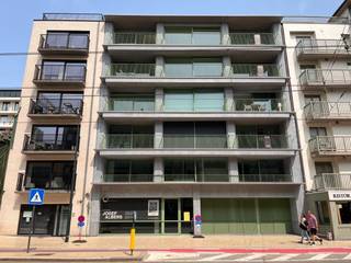 Modern gemeubeld appartement met twee slaapkamer, balkon en ruim terras te huur op enkele meters van zee.Dit appartement wordt verhuurd  op jaarbasis...