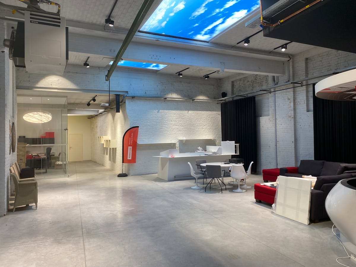 Opslagplaats met toonzaal en kantoor op invalsweg te Roeselare - foto 2