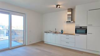 Dit appartement bevindt zich in de nieuwe ontwikkeling van het 'Molenpark' met een centrale ligging te Eeklo.<br /><br />De volledige site geniet van een degelijke en kwalitatieve afwerkingsgraad.<br /><br />Samenstelling: inkomhal, woonkamer met open keuken en zithoek, aanpalende berging, zonnig terras, apart toilet, badkamer, twee slaapkamers.<br /><br />Het appartement werd reeds volledig geschilderd en beschikt over een ondergrondse autostaanplaats.<br /><br />Wenst U dit prachtig appartement te bezoeken?<br /><br /><strong>Interesse? Vraag uw bezoek aan via onze website!</strong>