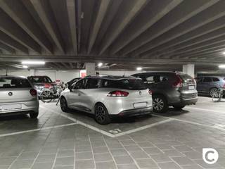 <p><span>Zéér Ruime ondergrondse autostaanplaats te Fruithoflaan!</span></p><p><span> </span></p><p><span>Dit ondergrondse garagecomplex telt 3 toegangen met badgesysteem. Twee toegangen bevinden zich op de Fruithoflaan, de derde situeert zich op de Roderveldlaan.De staanplaats is zéér ruim en makkelijk bereikbaar.</span></p><p><span> </span></p>