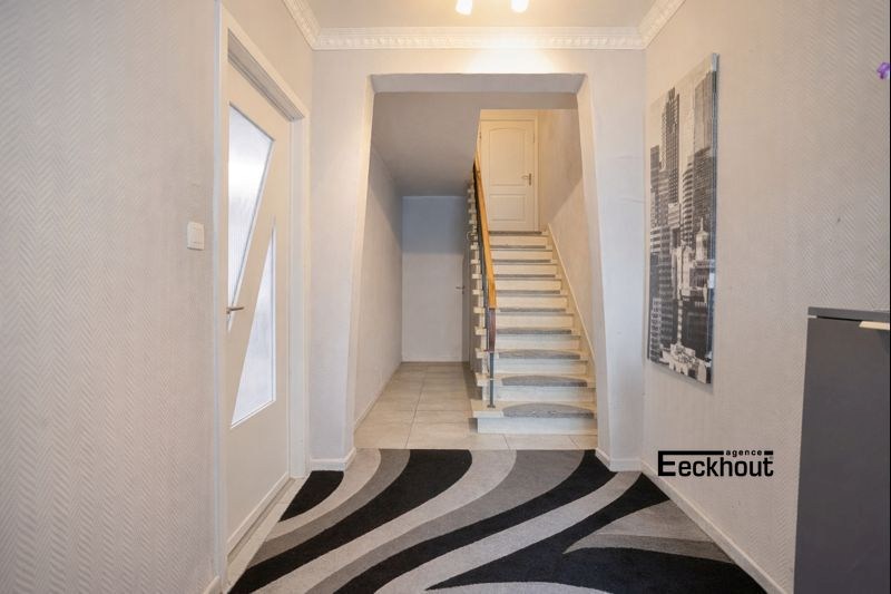 Ruime hoekwoning met 6 slaapkamers en met terras en aangebouwde garage - foto 4