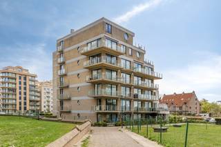 APPARTEMENT D'ANGLE SPACIEUX AVEC 1 CHAMBRE ET GRANDE TERRASSE ENSOLEILLÉE SITUÉ PRÈS DE LA PLAGE ET DE LA MAGNIFIQUE ESPLANADE LÉOPOLD I À LA PANNE<br />Comprenant un living spacieux avec grande terrasse ensoleillée, une cuisine ouverte entièrement équipée, 1 chambre, une salle de bains avec baignoire, lavabo, toilettes séparées et un débarras. Rez-de-chaussée. Local à vélos et local à poubelles disponibles. Le certificat PEB est une simulation, moyennant l'installation d'une pompe à chaleur (déjà autorisée) PEB score B. Vous trouverez plus d'informations sur notre site web, www.immocattaert.be, dans les rubriques "caractéristiques et documents". Les visites sont uniquement possibles sur rendez-vous.