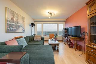 Dit appartement heeft leuke ruimtes en heeft een knap uitzicht over Sint-Niklaas. De indeling van het appartement is als volgt: inkomhal, aangename en ruime leefruimte met toegang tot het terras, leuk zonneterras over de volledig breedte van het appartement, aparte keuken voorzien van opbergkasten en toestellen. De nachthal geeft toegang tot 2 slaapkamers, waarvan 1 de masterbedroom is, 2 bergruimtes aanwezig in het appartement, badkamer met lavabo en douchekabine. Apart toilet. extra's: kelderberging beneden, een ruime garagebox kan mee aangekocht worden voor 22 500 euro (kan voor 2 kleine autos achter elkaar). ZEKER EEN BEZOEKJE WAARD!