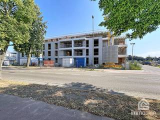 <u><strong>Luxueuze doorzonappartementen gelegen aan de jachthaven te Bocholt</strong></u><br />Project 'De Schoener' bevat 28 splinternieuwe, duurzame en luxueuze doorzonappartementen<br /><br /><u><strong>Exclusief wonen aan de jachthaven van Bocholt</strong></u><br />Project De Schoener omvat 28 splinternieuwe, duurzame en luxueuze doorzonappartementen op een uitzonderlijke locatie aan het kanaal en de jachthaven van Bocholt. Hier woont u in alle rust, omringd door water en groen, terwijl gezellige horeca, winkels en recreatiemogelijkheden zich op wandelafstand bevinden.<br /><br />Deze unieke ligging combineert natuur en comfort moeiteloos. Met een Finse piste, uitgestrekte fiets- en wandelroutes in de directe omgeving is dit een paradijs voor natuurliefhebbers en actieve levensgenieters.<br /><br /><strong><u>Doordachte architectuur met maximale lichtinval</u></strong><br />De appartementen van De Schoener zijn ontworpen om te imponeren. De doorzonindeling in combinatie met grote raampartijen zorgt voor een overvloed aan natuurlijk licht gedurende de hele dag.<br /><br />De ruime, zonovergoten terrassen aan beide zijden van het appartement creëren een unieke woonbeleving en laten u optimaal genieten van het buitenleven — van ochtendkoffie tot avondzon.<br /><br />Binnen geniet u van een hoogwaardige afwerking met zorgvuldig geselecteerde premium materialen die elke ruimte een tijdloze, luxueuze uitstraling geven.<br /><br /><strong><u>Duurzaam én toekomstgericht wonen</u></strong><br />De Schoener staat voor energiezuinig wonen zonder compromis op comfort.<br />BEN-woningen die de geldende energienormen overtreffen<br />Individuele bodem- en water/water-warmtepompen<br />Aangesloten op een gemeenschappelijk Boorgat Energie Opslagsysteem<br />Vloerverwarming in het volledige appartement<br />Ventilatiesysteem D<br />Passieve koeling in de zomer<br />Dit innovatieve energieconcept garandeert aangename warmte in de winter, natuurlijke verkoeling in de zomer én aanzienlijk lagere energiekosten. Een slimme investering voor vandaag én morgen.<br /><br /><u><strong>Pluspunten van het project</strong></u><br />✔ Instapklaar opgeleverd (volgens lastenboek)<br />✔ Duurzaam en luxueus woonconcept<br />✔ Doorzonappartementen met ruime, zonovergoten terrassen<br />✔ Energiezuinige appartementen conform de BEN-norm<br />✔ Parking en private berging inbegrepen in de vraagprijs<br />✔ Voorziene oplevering: zomer 2027<br /><br /><u><strong>Kwaliteit tot in de details</strong></u><br />Voor de afwerking wordt samengewerkt met gerenommeerde vakmensen:<br />Keuken: Sleurs &amp; Vangompel – Bocholt<br />Badkamer: Peeters &amp; Zonen – Bree<br />Vloeren: 4D Tegels – Maasmechelen<br />Binnendeuren en laminaat: Gebroeders Verduyckt – Bocholt<br />Lastenboek en prijslijst zijn beschikbaar op aanvraag.<br /><br /><u><strong>Financiering</strong></u><br />Voor vastgoed gelegen in België zijn Belgische hypotheken van toepassing. Wij adviseren kandidaat-kopers om tijdig hun financieringsmogelijkheden te bespreken. Een goed voorbereid financieel dossier versterkt uw positie aanzienlijk.<br /><br />Wonen waar water, luxe en rust samenkomen<br />Droomt u van wonen aan het water in alle comfort, met een duurzame toekomstvisie en hoogwaardige afwerking?<br />Neem vandaag nog contact met ons op voor vrijblijvende informatie of een persoonlijke afspraak.<br /><br />✉️ elke@immosign-plus.be<br />📞 +32 89 87 03 67<br /><br /><em>De Schoener — een investering in levenskwaliteit.</em>
