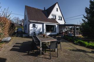 Alleenstaande en bijhuis op ongeveer 809 m² te Torhout.<br /><br />Deze stevig gebouwde woning langs de Roeselaarseweg staat te koop. Het betreft een hoekperceel met achteraan een ruime loods, centraal bijhuis en langs de voorzijde een stevige woonst.<br /><br />De woning:<br /><br />Bevat een oprit, inkom en ruimte leefruimte. Deze living heeft een speksteenkachel, grote raampartijen en is voldoende groot voor bureau en TV hoek. Achteraan de woning is er een open keuken met ontbijthoek. Ook hier staat hun grote tafel en kunnen vele mensen plaats nemen.<br />Verder is er op het gelijkvloers nog een kamer, momenteel naaikamer. En toegang tot de kelder. Het verdiep bevat 3 echt ruime slaapkamers en een bureaukamer. Ook is er een vernieuwde badkamer.<br /><br />Bijhuis:<br /><br />Deze is recentelijk gerenoveerd en up to date! Van deze is er een video terug te vinden op onze site. Ingerichte keuken, grote kelder, badkamer, toilet, eigen aparte inkom, verdiep met grote slaapkamer (heel wat inmaakkasten) en dressing/kinderkamer. Ideaal voor de bijberoeper, kangoeroewoning, praktijk, tijdelijke verhuur,..<br /><br />Deze woning staat ook te koop met aanpalende loods. Al is het geen vereiste om deze samen aan te kopen. Zie hier de link met loods:<br />https://www.vastgoednorman.be/detail/te-koop-woning-torhout/7491732?cities=Torhout&dosearch=True&pageindex=1&pagesize=12&searchpage=ForSale&soldperiod=180&sortdirection=DESC&sortfield=pub_flowstatus&transactiontype=Sale<br /><br />PLUSPUNTEN:<br />+ commerciële ligging<br />+ Vele zonnepanelen<br />+ instap klaar bijhuis