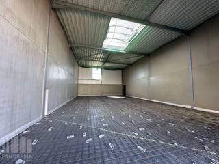 Nieuwbouw KMO-unit te koop met een oppervlakte van 212 m² en 2 privatieve parkeerplaatsen.<br />De lood maakt deel uit van “LUNA”, een gloednieuw KMO-project bestaande uit 13 diverse multifunctionele units vanaf 204 m² tot 213 m² (samenvoegbaar tot grotere oppervlaktes). Deze ontwikkeling ligt nabij de E403/A17-snelweg, die Kortrijk met Brugge verbindt – een absolute toplocatie voor ondernemers die belang hechten aan bereikbaarheid in een bedrijvige regio.<br /><br />De casco magazijnruimtes (brandklasse C) zijn opgebouwd uit een duurzame staalstructuur met geïsoleerde beton- en/of sandwichpanelen met afwerkingspaneel. Ze beschikken over een vrije hoogte van 6 meter, wat zorgt voor een optimaal gebruik van de ruimte. Elke unit is standaard uitgerust met een automatische sectionale poort (4 m B x 4,5 m H), een lichtstraat met geïntegreerde RWA-koepel en een slijtvaste polybetonvloer (1T/m²).<br />Aanwezigheid van gedeelde regenwaterputten, fietsenstallingen, een hoogspanningscabine en duidelijke signalisatie. De loodsen zijn ideaal voor uiteenlopende doeleinden zoals atelier, opslag en distributie.<br />Per unit zijn minstens twee privatieve parkeerplaatsen voorzien.<br />Voorziene oplevering Q4-2026.<br />Grijp nu je kans en investeer in een toekomstgerichte werkomgeving op een toplocatie!<br /><br />Contacteer PANORAMA B2B voor bijkomende (technische) inlichtingen, plannen of een vrijblijvend plaatsbezoek 056 222 562.