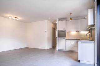 Appartement op de 2de verdieping met lift gelegen in nieuwbouwwijk Regatta! Naast de rustige ligging is het nabij winkels, scholen en openbaar vervoer. Het appartement op tegelvloer bestaat uit: woonkamer met ingerichte open keuken met kasten en inbouwtoestellen met o.a. dampkap, elektrische kookplaat, dubbele spoelbak, vaatwasser, oven en koelkast; 2 slaapkamers (12m² - 7,5m²); ingerichte badkamer met dubbel lavabomeubel en ligbad met doucheaansluiting; apart toilet; berging met aansluiting was- en droogautomaat; oost-gericht terras (6m²). Verplicht autostaanplaats bij te huren aan €75/maand. <br />Gemeenschappelijke fietsenberging en individuele nutsvoorzieningen. <br />Algemene onkosten (125€ / maand: verwarming inbegrepen)!