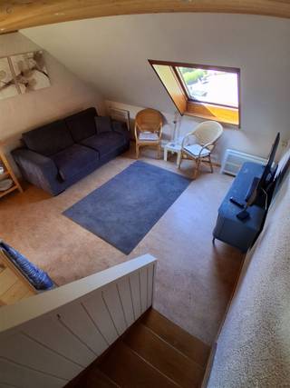 <p><span>Dit gezellige duplex vakantiehuis ligt net buiten het dorp Ny, in het L'Espinette condominium complex.</span></p><p><span>Op de begane grond is er een woonkamer, eethoek, keuken en badkamer met bad. Boven  is een slaapkamer.</span></p><p><span>Elke mede-eigenaar beschikt over een parkeerplaats buiten. </span></p><p><span>De woning is ideaal gelegen dicht bij de voorzieningen van het dorp Hotton, in een groene en rustige omgeving.</span></p><p><span></span></p>