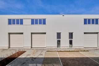 <p>KMO-unit te koop Genk - BEDRIJVENPARK KOMPELLAAN<br /><br />Bedrijvenpark Kompellaan: 21 moderne KMO-units langsheen de Kompellaan in Genk. Dit complex biedt kleine en middelgrote ondernemingen de perfecte plek om te starten, groeien en te innoveren. De unit 20 heeft een totaaloppervlakte van 255m² en beschikt over 2 parkeerplaatsen. De unit wordt casco opgeleverd.<br /><br />KMO-Unit 20<br />- oppervlakte: 201m² gelijkvloers &amp; 54m² mezzanine<br />- staalstructuur met geïsoleerde wanden en dak<br />- sectionaalpoort 4mbr x 4,2m<br />- 2 privatieve parkeerplaatsen<br /><br />Voor meer info 011/39 90 50 of info@jansenrealestate.be<br />https://www.jansenrealestate.be/project-kompellaan/6190088/</p>