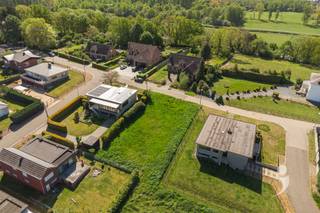 <p><span>Op zoek naar een uitzonderlijke bouwgrond voor uw droomwoning? Dit perceel voor open bebouwing, gelegen langs de Doornbergstraat 32 in Langdorp, biedt een zeldzame combinatie van ruimte, rust en een unieke ligging.</span></p><p><span>Met een oppervlakte van 6 are 94 centiare en een indrukwekkende straatbreedte van 20 meter geniet u hier van maximale bouwmogelijkheden. Zo kan u een woning realiseren met een gevelbreedte van maar liefst 14 meter. De toegestane bouwdiepte bedraagt 15 meter op het gelijkvloers en 12 meter op de eerste verdieping, goed voor een totale bewoonbare oppervlakte tot 378 m² ideaal voor wie ruim en comfortabel wil wonen.</span></p><p><span>De Doornbergstraat is zonder twijfel een échte toplocatie. De straat is autoluw, wat zorgt voor een bijzonder rustige en aangename woonomgeving. Dankzij de hogere ligging geniet u bovendien van prachtige, open zichten over de Demervallei een exclusieve troef die zelden voorkomt. Bovendien gaat het om een van de weinige nog beschikbare bouwpercelen in deze gegeerde omgeving.</span></p><p><span>Ook de bereikbaarheid is uitstekend: op slechts 5 minuten van het centrum van Aarschot, met een vlotte verbinding naar winkels, scholen, sportfaciliteiten, het station en de autosnelweg.</span></p><p><span>Kortom, een unieke opportuniteit voor wie wil bouwen op een topligging met ruimte, rust en een prachtig uitzicht. </span></p><p><span> </span></p><p><span>Is deze unieke bouwgrond iets voor u? Zie je jezelf hier al wonen? Neem contact op voor meer info via info@immolivit.be of 016 15 31 15.</span><span> </span></p><p><span> </span></p><p><span> </span></p>