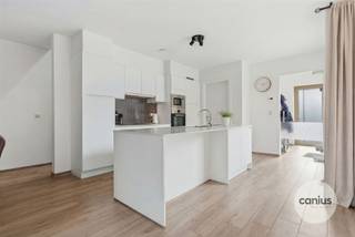 <p><span>LEUKE WONING NABIJ HET CENTRUM</span></p><p><span> </span></p><p><span>Op zoek naar een instapklare woning in Sint-Truiden? Deze energiezuinige woning maakt deel uit van Residentie Botanique en is gelegen in een rustige residentiële wijk net buiten het bruisende stadscentrum. Dankzij de vlotte bereikbaarheid en ligging nabij scholen, openbaar vervoer en winkels is dit een uitstekende keuze voor wie centraal maar toch rustig wil wonen. </span></p><p><span> </span></p><p><span>We betreden deze woning via de inkomhal waar we eveneens het gastentoilet terugvinden. Verderop vinden we de leefruimte met open keuken en aansluitende berging terug.</span></p><p><span> </span></p><p><span>Op de eerste verdieping treffen we een nachthal die toegang geeft tot de 3 slaapkamers en de badkamer.</span></p><p><span> </span></p><p><span>Verder beschikt deze woning over een terras, gemeenschappelijke fietsenstalling en een vaste parkeerplek en private kelderberging in de ondergrondse parkeergarage.</span></p><p><span> </span></p><p><span>KORT SAMENGEVAT</span><span>:</span></p><p><span>Vraagprijs: € 369.000,00</span></p><p><span>Verkoop onder registratierechten (2% of 12%)</span></p><p><span>Parking inbegrepen in de prijs, mogelijkheid tot aankoop van een tweede parkeerplaats.</span></p><p><span> </span></p><p><span>Interesse om deze woning te bezoeken? Contacteer ons voor een afspraak: 078 78 30 39 – info@canius.be</span></p><p><span> </span></p><p><span>De vermelde oppervlaktes zijn slechts een indicatie. Canius Real Estate kan niet verantwoordelijk gesteld worden voor de juistheid van de door zijn verstrekte gegevens.</span></p><p><span> </span></p>
