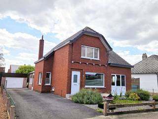 <p><span>Vous recherchez un cadre de vie calme, un jardin ensoleillé tout en bénéficiant de toutes les commodités à proximité ? Cette maison familiale bien entretenue offre l'équilibre parfait entre confort, espace et emplacement.</span></p><p><span>Cette</span><span>maison</span><span>familiale</span><span>prête à emménager</span><span>, située à</span><span> </span><span></span><span> </span><span> </span><span>, bénéficie d’un emplacement calme sur une belle</span><span>parcelle orientée au sud</span><span> </span><span>d’une superficie de pas moins de 990 m</span><span>². La maison bénéficie d’une excellente situation : la gare de Booischot est accessible à vélo, tandis que les écoles, les commerces de proximité et les commodités quotidiennes sont facilement accessibles à pied. Le centre de Heist se trouve également à proximité.</span></p><p><span>La maison a toujours été bien entretenue et a déjà fait l’objet de plusieurs rénovations importantes. En </span><span>2011, la toiture a été entièrement rénovée et dotée d’une isolation</span><span>. De plus, la salle de bains a été modernisée et, au rez-de-chaussée, les fenêtres ont été en grande partie remplacées par</span><span>des fenêtres en PVC d’</span><span> </span><span>, dotées de double vitrage à haut rendement</span><span>.</span></p><p><span>Depuis le hall d’entrée, on accède à l’agréable salon, qui communique avec la cuisine. Celle-ci est équipée de tous les appareils nécessaires et constitue un espace de vie pratique pour toute la famille.</span></p><p><span>Au rez-de-chaussée, on trouve également une</span><span>salle de bains rénovée</span><span> </span><span></span><span>, équipée d’une douche, d’un meuble-lavabo et de toilettes. Un raccordement pour la machine à laver est également disponible. Des toilettes séparées offrent un confort supplémentaire. Le rez-de-chaussée comprend une pièce pouvant servir de chambre, de bureau ou de cabinet. Idéal pour allier vie privée et vie professionnelle sous un même toit.</span></p><p><span>Le premier étage comprend </span><span>trois belles chambres</span><span>, ce qui fait de cette maison un logement idéal pour une famille.</span></p><p><span>Un espace de rangement supplémentaire est prévu au sous-sol, idéal pour stocker des provisions ou ranger des affaires.</span></p><p><span>Le vaste</span><span>jardin orienté sud</span><span>, </span><span></span><span>,</span><span>constitue un atout indéniable</span><span>: il offre de nombreuses possibilités à ceux qui aiment profiter de la vie en plein air, jardiner ou se détendre en toute tranquillité. À l’arrière se trouvent également un </span><span>garage indépendant</span><span> et un</span><span>abri de jardin</span><span>pratique </span><span></span><span>.</span></p><p><span> </span></p><p><span>Les atouts en bref :</span></p><ul><li><span>Terrain de 990 m² exposé sud</span></li><li><span>Situation calme et privilégiée</span></li><li><span>Toiture rénovée et isolée en 2011</span></li><li><span>Salle de bains rénovée</span></li><li><span>Fenêtres en grande partie remplacées au rez-de-chaussée</span></li><li><span>4 chambres</span></li><li><span>Garage attenant et abri de jardin</span></li><li><span>Bien entretenue et prête à emménager</span></li></ul><p><span> </span></p><p><span>Contactez notre agence Dupont Vastgoed au 015 15 15 15 pour plus d'informations ou pour organiser une visite sur place.</span></p><p><span> </span></p>