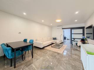 <span><span><strong>1ste bezoekdag zaterdag 25 april! Inschrijven kan via www.nobels.be onder referentienummer 4298140.</strong></span></span><br /><br />INSTAPKLARE GEZINSWONING met 3 SLAAPKAMERS, TUIN en GARAGE MET UITWEG ACHTERAAN, gelegen op een CENTRALE LOCATIE te Sint-Eloois-Vijve. Deze woning combineert een PRAKTISCHE INDELING met een GUNSTIG EPC (EPC-label C) en vormt de IDEALE THUISBASIS voor wie COMFORTABEL wil wonen NABIJ ALLE VOORZIENINGEN. Extra troeven zijn onder andere de UITWEG ACHTERAAN via de Gustaaf Mahieulaan, de AANWEZIGHEID VAN AIRCO met WARMTEPOMP (woonkamer) en een CONFORME ELEKTRISCHE INSTALLATIE.<br />Bij binnenkomst wordt u verwelkomd in de lichtrijke woonkamer met zithoek en eetplaats. Aansluitend bevindt zich de halfopen ingerichte keuken, uitgerust met alle nodige toestellen. Via de gang met lichtkoepels bereikt u de ingerichte badkamer, een apart toilet en een praktische wasplaats. Op de 1ste verdieping beschikt de woning over 2 ruime slaapkamers en een ingerichte zolderkamer op de 2de verdieping, die perfect kan dienen als 3de slaapkamer.<br />Buitenshuis geniet u van een tuin met overdekt terras, die rechtstreeks aansluit op de ruime garage.<br /><br />EPC: 226 kWh/m², G-score en P-score D, Geen renovatieverplichting van toepassing