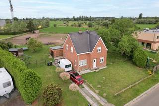 <p>Deze charmante open bebouwing in Heffen is voorzien van een inkomhal met toegang tot de leefruimte en aansluitende de eetkamer. De keuken geeft toegang tot de bergplaats, het toilet en buiten. Op de eerste verdieping zijn 3 ruime slaapkamers, een badkamer met aansluiten een dressing dewelke ook toegang geeft tot de zolderverdieping. De woning is gelegen in een rustige en rustige buurt waar het heerlijk wonen is. U beschikt eveneens over een aangename en grote tuin, perfect om te ontspannen, te spelen of gezellig samen te zijn in alle privacy. Uiteraard ook geschikt voor dierenliefhebbers! Praktisch comfort is gegarandeerd dankzij een verharde oprit en een garage, goed voor voldoende parkeergelegenheid op eigen terrein. De vlotte verbinding naar belangrijke invalswegen maakt het bovendien eenvoudig om u snel te verplaatsen naar omliggende steden en voorzieningen. Beschikbaarheid: bij akte.</p><p>Stedenbouwkundige info: Gvg - Wg - Gmo - VKr - Gvv</p>