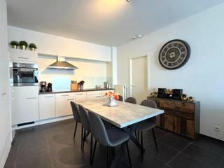Dit appartement is zeer goed gelegen, en verhuurd aan correcte huurder. Recente bouw, perfect onderhouden, ideale investering! INDELING:...