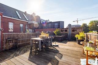<strong>Duplexappartement</strong> met ruim <strong>terras</strong> (50m²!) gelegen in centrum van <strong>Hoogstraten</strong> in schitterend monumentaal pand "Residentie De Rijkswacht".<br /><br /><span><strong>Indeling:</strong></span> <br />
<ul>
<li>Ruime leefruimte met open keuken</li>
<li>Toilet</li>
<li>Berging</li>
<li>Groot <strong>terras</strong> van ca. 50m²!</li>
</ul>
<strong>Verdieping:</strong><br />
<ul>
<li><strong>2 slaapkamers</strong></li>
<li>Badkamer</li>
</ul>
<br /><strong>Carport</strong> en extra vuilnisberging inbegrepen.<br /><strong><span><br />Algemeen:</span></strong> <br />
<ul>
<li>Momenteel verhuurd</li>
<li>EPC C</li>
<li>Elektriciteit conform</li>
</ul>