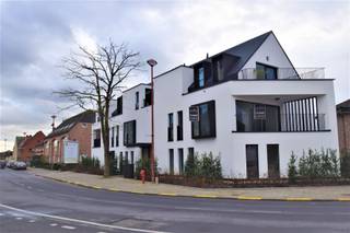 <p><span>Nieuwbouw appartement op de eerste verdieping van ca 81 m², gelegen in het centrum van Kalmthout! Dit appartement is ingericht met een leefruimte en open keuken, 2 slaapkamers, een ingerichte badkamer en een bergplaats. <br />Verder een terras, kelderberging en een carpoort.<br /><br />Topafwerking zoals o.a. vloerverwarming, Ventilatiesysteem D, zonwerend glas, overal draai- kip ramen en deuren, akoestische contact- en geluidsdempende isolatie, E-Peil 38-45, rolstoel toegangkelijk, voorzieningen voor zonneschermen </span></p><p><span> </span></p><p><span>INDELING : Inkomhal - Apart toilet - 2 slaapkamers – 1 Badkamer – Woonkamer met open keuken – Bergplaats – Kelderberging 6 – Zuid West georiënteerd terras (ca 8,6 m²) - Carpoort</span></p><p><span> </span></p><p><span>Maandelijkse vaste kosten bedraagt € 100.</span></p>