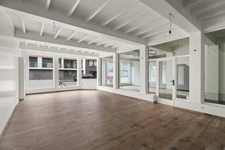 Langs de Nieuwpoortsesteenweg 298 bevindt zich dit instapklare handelspand van ca. 200 m², volledig vernieuwd in 2020 en afgewerkt in een...