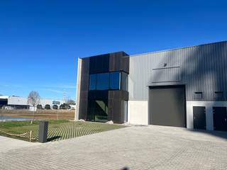 <p><span>De nieuwe bedrijvencampus <strong>"MIJNPARK"</strong> is gelegen op het industrieterrein Centrum-Zuid vlakbij de op- en afrit 29 van de E314 (Aken - Heerlen - Brussel), in het hart van Limburg.<br /><br />Op dit voormalig mijnterrein worden <strong>30</strong> duurzame en kwalitatieve KMO-units/showrooms/kantoren gebouwd met het oog op energie-efficiëntie. </span><span>Een combinatie van polyvalente en compacte panden zorgt voor een verscheidenheid aan oppervlaktes, gaande <strong>van 150m² tot 1900m²</strong>. <br /></span></p>
<p>Duurzaamheid staat centraal op deze bedrijvencampus. Duurzaamheid in de realiteit brengen is een complex verhaal, dat je niet met één modewoord kan vatten. <span>Om de ambitie van de ontwikkelaar kracht bij te zetten, zullen de gebouwen van de Mijnpark Bedrijvencampus </span><strong>BREEAM-gecertificeerd</strong><span> zijn. Dit internationaal systeem meet, beoordeelt en quoteert de duurzaamheid van de gebouwen, en houdt daarbij rekening met een 90-tal parameters. </span>Om hieraan te voldoen zijn alle panden voorzien van alle <strong>technieken.</strong><br /><br /><span>Deze unit heeft een oppervlakte van <strong>467m²</strong> op een terrein van 692m² en heeft <strong>vier</strong> parkeerplaatsen voor de deur. De units worden instapklaar opgeleverd, voorzien van alle technieken zoals <strong>elektriciteit, LED-verlichting, verwarming, warmtepomp en zonnepanelen.</strong><br /><br />KENMERKEN UNIT:<br />- oppervlakte: <strong>467m²</strong><br />- parkeerplaatsen: <strong>4</strong><br />- staalstructuur met geïsoleerde wanden en dak<br />- sectionaalpoort 4m x 4m<br />- technieken: elektriciteit, LED-verlichting, verwarming, warmtepomp en zonnepanelen<strong><br />Optioneel kan er nog 50 of 100m² afgewerkte kantoren voorzien worden!</strong><br /></span><strong><br /></strong><span>Kortom, een ideale ontwikkeling voor ondernemers die op zoek zijn naar een kwalitatieve werk- of opslagplaats en daarbij belang hechten aan een goede locatie en duurzame gebouwen met uitstraling. Kijk ook op www.mijnpark.be. </span><br /><span><br />Meer info: +32 (0)11 39 90 50 of info@jansenrealestate.be<br /></span></p>