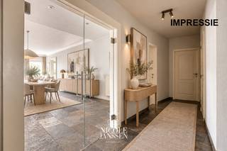 Dit gelijkvloers appartement is verrassend ruim ingedeeld en is ideaal voor wie op zoek is naar het gemak van een appartement maar de ruimte van een huis nog niet wenst achter te laten. <br />Op niveau -1 is er een zeer ruime eigen parkeerplaats met aparte kelderberging aanwezig. <br /><br />=> Ligging<br />Dit appartement ligt erg vlot bereikbaar ten opzichte van de binnenstad. Winkels, cultureel centrum, sport, scholen, horeca,... alles ligt op wandelafstand. Ook de toegang tot de autostrade en de Nederlandse grens liggen vlakbij. <br /><br />=> Gelijkvloers <br />- Royale inkomhal met ruimte voor vestiaire<br />- Betegeld gastentoilet in de hal<br />- Dubbele glazen deuren naar de leefruimte <br />- Luchtige woonkamer, met een gezellige zithoek aan de straatzijde<br />- Mooie leistenen vloer <br />- Verrassend veel lichtinval<br />- Rechtstreeks toegang tot het terras vanuit de woonkamer<br />- Verzorgde keuken met veel kastruimte en voorzien van alle hedendaags comfort<br />- Voldoende ruimte om eettafel te kunnen plaatsen<br />- Fijn tuincontact vanuit de keuken <br />- Ruime ouderlijke slaapkamer<br />- Volledig betegelde frisse badkamer met ligbad, douche en wastafel in verzorgd badkamermeubel<br />- Zeer ruime tweede slaapkamer/bureelruimte voorzien van veel praktische inbouwkasten<br />- Via schuifwanden directe toegang tot de zeer complete en ruime dressing<br />- Wasplaats/berging met uitgietbak<br />- Aparte CV-ruimte in de hal <br /><br />=> Kelder<br />- Zeer grote afgesloten garage<br />- Aansluitend nog een af te sluiten ruime kelderberging <br /><br />=> Indeling<br />Gelijkvloers: inkomhal met vestiaireruimte, gastentoilet, woonkamer, keuken, wasplaats/berging, ouderlijke slaapkamer, tweede slaapkamer/bureel met complete dressing, badkamer, cv-ruimte en terras; <br />Kelder: grote afgesloten garage en kelderberging.
