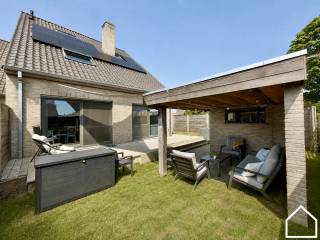 Bekijk zeker onze vastgoedvideo via deze link https://youtube.com/shorts/IMWQlCO_FZg?feature=share om een beter zicht te krijgen op de woning.<br /><br />Ligging<br /><br />Deze energiezuinige woning ligt in een doodlopende straat in een rustige woonwijk. U geniet hier van een aangename woonomgeving met weinig doorgaand verkeer. Met vier slaapkamers, twee badkamers, een ruime garage en een onderhoudsvriendelijke tuin biedt deze woning veel ruimte en comfort.<br /><br />Algemeen<br /><br />Deze future-proof woning combineert ruimte met energiezuinig wonen. Het EPC A-label, 10 zonnepanelen en een thuisbatterij van 10 kWh zorgen voor een laag energieverbruik.<br /><br />Indeling<br />Gelijkvloers<br /><br />Ruime inkomhal met toilet (13,35 m²), gelijkvloerse slaapkamer met on-suite badkamer met douche en lavabo (19,45 m²), leefruimte met mogelijkheid voor open haard (33 m²) en ingerichte open keuken (12,65 m²). Verder vindt u een ruime garage met automatische sectionale poort.<br /><br />Eerste verdieping<br /><br />De ruime nachthal geeft toegang tot drie slaapkamers van 18,15 m², 18 m² en 16,40 m². Daarnaast is er een dressing/bureau van 9 m² en een tweede badkamer met lavabo, douche en voorziening voor een bad.<br /><br />Zolder<br /><br />De dubbel geïsoleerde zolder van 50 m² is bereikbaar via een valtrap en biedt heel wat extra opbergruimte.<br /><br />Tuin<br /><br />De onderhoudsvriendelijke tuin beschikt over een terras van 29 m², een tuinberging van 9,35 m² en een terrasoverkapping van 11,75 m². Zo geniet u zowel binnen als buiten van praktisch wooncomfort.<br /><br />Troeven van deze woning<br /><br />EPC-label A: 56 kWh/m²<br />10 zonnepanelen van 420 Wp en thuisbatterij van 10 kWh<br />Regenwaterput van 15.000 liter en waterverzachter<br />Elektriciteit conform gekeurd<br />Elektrische rolluiken doorheen de woning<br /><br />Wilt u uw eigen woning verkopen en bent u benieuwd naar de waarde? Vraag uw gratis schatting aan. Bij Partners in Vastgoed begeleiden wij u persoonlijk en transparant bij iedere stap van uw verkoop.