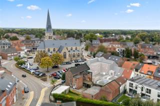UNIEKE RENOVATIEKANS IN HET HART VAN BONHEIDENAan het charmante kerkplein van Bonheiden vind je deze ruime, te renoveren woning met karakter. Ooit...