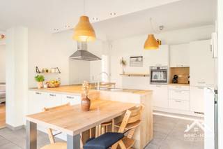Deze mooie landelijke woning vinden we terug in een rustige groene woonwijk, op de rand van Temse. Via de ruime inkomhal (met gastentoilet en plaats voor een vestiaire) komen we tot in heel aangename leefruimte. Daar zorgen de raampartijen voor een mooie combinatie van veel lichtinval en geborgenheid. De half open leefkeuken is heel ruim bemeten, en voorzien van veel opbergmogelijkheden. De gevelbrede raampartij zorgt er hier voor dat het terras en de tuin in zijn geheel visueel zijn verbonden met de keuken, wat voor een heel open gevoel zorgt. Net naast de keuken komen we in de garage met afgesloten wasruimte/bergplaats, en langs deze weg kunnen we ook naar het terras. Op de eerste verdieping is er rond de grote overloop voorzien in vier mooie ruime slaapkamers, een apart toilet en een parel van een badkamer met zowel ligbad als inloopdouche. Hierbovenop is er een ruime bergzolder aanwezig, met indien gewenst zelfs plaats voor bijvoorbeeld een bureel. De woning is volledig omgeven door een mooie volledig zuidelijk gerichte tuin. Bezoekdag zaterdag: 24/10. Inschrijven via mail naar stefan@immo-home.be, geen telefonische inschrijvingen! Volg ons op Fb en Insta. Voor meer info: www.immo-home.be. GRATIS SCHATTING & GRATIS FINANCIEEL ADVIES