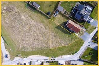 <strong>Immo Van Middelem verkoopt deze mooie bouwgrond op +/- 3a96ca, RUSTIG gelegen maar OP WANDELAFSTAND van het CENTRUM van Asse met alle nodige winkels, scholen en openbaar vervoer. Ook het treinstation is vlot bereikbaar (op +/- 1,2km).</strong><br /><br />Deze bouwgrond is geschikt voor half-open bebouwing met een voorgevelbreedte van +/- 14,65m en van +/- 6,50m voor de achtergevel. De bouwdiepte bedraagt maximaal 12,00m op het gelijkvloers en de verdiepingen. Dit laat u toe om een zéér grote ééngezinswoning te bouwen, met alleen al op het gelijlvloers +/- 127 m² aan oppervlakte! De dakvorm is vrij.<br /><br />De verkavelingsvergunning met -plan en -voorschriften kan u downloaden op onze website (www.immovanmiddelem.be).<br /><br />Geen bouwverplichting.<br />Vrij bij akte.