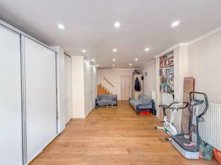 <p>Welkom in deze ruime woning aan de August Wautersstraat 17 te Temse.<br /><br />Met vier slaapkamers, drie badkamers en een EPC-label B, combineert deze woning hedendaags comfort met een gunstige ligging.<br /><br />Op het gelijkvloers vindt u een ruime woonkamer met een extra kamer en badkamer met aparte toilet. De eerste verdieping verwelkomt u met een lichtrijke leefruimte en een volledig uitgeruste keuken. Via deze verdieping bereikt u ook het gezellige terras, ideaal om buiten te ontspannen. <br /><br />Op de bovenste verdiepingen bevinden zich maar liefst vier slaapkamers, perfect voor een groot gezin of wie graag een bureau of hobbykamer voorziet. Bovendien beschikt de woning over twee moderne badkamers en twee aparte toiletten – optimaal voor comfort en privacy.<br /><br />Dankzij het EPC B-label en de recente verbeteringen is dit huis helemaal klaar voor de toekomst.<br /><br />Bent u op zoek naar ruimte, comfort én een ideale ligging? Dan is dit een unieke kans!<br />Interesse of wenst u een bezoek te plannen? Contacteer Ilhan Atmaca via ilhan@cornelis-partners of bel 0489 27 20 72.</p>