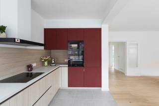 <p>Deze appartementen werden gerenoveerd met nieuwe: leidingen, vloeren, badkamer, keukens, … Er zijn 4 gelijkaardige appartementen te koop, waarbij u de accentkleur van uw keuken kunt kiezen én of u graag op de eerste of tweede verdieping wenst te wonen.</p>
<p>De appartementen zijn elk ingedeeld in:<br />Inkom, berging, apart toilet, badkamer met inloopdouche en lavabomeubel, leefruimte (met zithoek en eetplaats) en open keuken (met Bosch toestellen: kookplaat, dampkap, oven, microgolfoven, koelkast, diepvries, vaatwas en spoelzone). Verder vinden we er 2 ruime slaapkamers, waarvan 1 met eigen dressing.</p>
<p>De appartementen worden afzonderlijk verwarmd met gloednieuwe eigen centrale verwarmingsketel op aardgas. Aankoop staanplaats aan €15.000 . Upgrade mogelijk naar garagebox aan €35.000.</p>
<p>Absoluut pluspunt: de centrale ligging! Deze wordt gestaafd door de Mobiscore van 9/10.</p>
<p>Aarzel niet Bonne Vastgoed te contacteren voor meer info via 050/73.73.73 of info@bonnevastgoed.be</p>