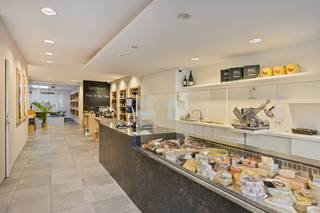 Dit ruime gebouw biedt een ideale combinatie van wonen en werken.Het gelijkvloers bestaat uit een mooi ingericht handelspand/kantoor met...