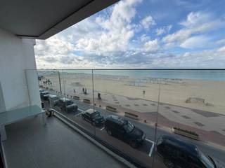 Residentie: Gros VenorOngemeubeld appartement met uitzonderlijke ligging op de Zeedijk in Het Zoute, ideaal gesitueerd tussen het Albertplein en het...