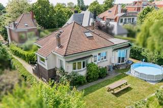 Morgan's Real Estate presenteert u deze charmante villa gelegen in Uccle, op slechts enkele stappen van de Dieweg. Slechts verscholen op...