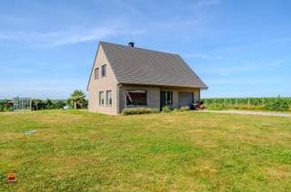 Uiterst rustig gelegen tussen de velden, aan Hogevorst 29, stellen wij u graag deze ruime woning voor op een perceel van ca. 2.800 m². Rust, ruimte en genieten vormen hier de rode draad: van het prachtige uitzicht over de achterliggende velden en de ruime tuin tot de volwaardige leefruimtes binnenshuis.<br /><br />De woning werd gebouwd in 2017, is asbestveilig en geniet van een centrale, maar tegelijk landelijke ligging. Het EPC bedraagt een schitterende score met label A. <br /><br />Bovendien bevindt de woning zich op slechts enkele minuten van het centrum van Bassevelde, waar winkels en dagelijkse voorzieningen vlot bereikbaar zijn.<br /><br />Op het gelijkvloers beschikt de woning over een riante inkomhal met afzonderlijk gastentoilet, een lichtrijke leefruimte met open keuken, een volwaardige slaapkamer en een naastgelegen badkamer met ligbad. Aansluitend aan de keuken bevinden zich een praktische berging en een aparte wasplaats.<br /><br />De verdieping omvat drie ruime slaapkamers, een tweede badkamer met inloopdouche en een zolderluik. <br /><br />Parkeren kan zowel in de inpandige garage als op de ruime oprit, die afgesloten wordt met een poort.<br /><br />Ook buiten is het volop genieten. Het ruime perceel biedt volledige privacy, een prachtig landelijk uitzicht en tal van mogelijkheden om het buitenleven optimaal te beleven.<br /><br />Bent u op zoek naar rust en ruimte in een moderne woning met een landelijke toets? Dan is dit zonder twijfel een unieke kans.<br /><br />**De gepubliceerde prijs is een richtprijs. Dit betekent dat u vrij bent om een bod uit te brengen. De verkoper behoudt zich het recht voor om al dan niet op een bod in te gaan. De uiteindelijke verkoop kan pas tot stand komen na aanvaarding van een bod en ondertekening van de compromis.<br /><br />Nieuwsgierig naar meer? Contacteer ons via 0472/98.16.29 (WhatsApp bij afwezigheid) of via immovercruysse.verkoop@gmail.com.