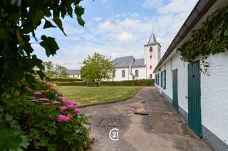 <h3><span>Authentieke hoeve op unieke ligging in het hart van Moregem. (te renoveren of op te splitsen)</span></h3><p><span>In het hart van het pittoreske Moregem, vlak bij de kerk, bevindt zich deze unieke, authentieke hoeve een plek waar de tijd lijkt stil te staan en waar je de historiek nog écht kan opsnuiven.<br />Genesteld in een oase van rust, met een prachtig uitzicht op de dorpskerk, biedt deze eigendom een uitzonderlijke kans voor wie houdt van karaktervolle gebouwen op een idyllische locatie.</span></p><p><span>Naast de hoeve vind je een charmant, authentiek bijgebouw met daarin nog een originele bakkersoven een tastbare herinnering aan het verleden en een absolute troef voor wie houdt van authenticiteit en ambachtelijke details.</span></p><h3><span>De hoeve is te renoveren, maar laat zich evengoed opsplitsen in twee volwaardige bouwloten (mits vergunning) ideaal voor wie droomt van een charmant woonproject of een landelijke (her)ontwikkeling.<br />Laat je inspireren door de ligging, het karakter én het potentieel. Neem vandaag nog contact op voor meer info of een plaatsbezoek!</span></h3><h3><span> </span></h3>