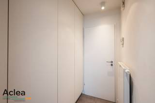 Smaakvol ingerichte studio, die volledig gerenoveerd werd door Chrisma met oog voor detail en kwaliteit. <br /><br />De indeling:<br />- inkomhal met ingebouwde kastruimte<br />- volledig uitgeruste keuken<br />- inklapbare 2 persoon-slaaphoek<br />- badkamer<br />- terras met zijdelings zeezicht<br /><br />Bovendien beschikt de studio over een ondergrondse berging, ideaal voor fietsen of strandgerief.<br /><br />Deze instapklare studio combineert comfort, functionaliteit en een topligging vlakbij zee en winkels.<br /><br />Het is tevens de ideale investeringsopportuniteit in het bruisende Knokke. <br /><br />Interesse? Aarzel dan niet om ons te contacteren voor meer informatie of een bezoek! 