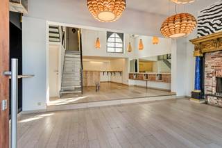 Handelspand te koop in Kortrijk. Het pand is gelegen aan de Verlaagde Leieboorden, een echte toplocatie.Indeling: - Kelder- Commercieel...