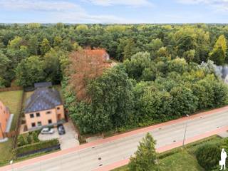 <strong>NATUURLIJK GELEGEN BOUWGROND VAN 871 M² ; BOSCOMPENSATIE VOLDAAN & BOUWPLANNEN AANWEZIG<br /><br /></strong><strong>Uniek gelegen villaperceel van 871m² voor de oprichting van een woning. Deze villagrond ligt in een bosrijke en residentiele omgeving aan de St.-Jozefslaan (Mol) op wandel-/fietsafstand van de Wezelse bossen, natuurgebied Keiheuvel en op slechts 5 autominuten van Kempense Golfclub en de gewestweg N71 (verbinding Geel-Limburg). De bouwgrond is het laatst gelegen perceel van de betreffende verkaveling en achteraan aangrenzend aan natuur-/bosgebied, wat zorgt voor extra rust en privacy. <br /><br /></strong><strong>De nodige stappen voor het bouwklaar maken zijn reeds gezet: (i) betaling boscompensatie gebeurde reeds, (ii) architectenplannen zijn er reeds, (iii) offerte voor bouwklaar te maken (o.a. effectief rooien bomen) is aanwezig (geschatte kost ± 1.500,- à 2.000,- EUR)<br /><br /></strong><em>Bijzonderheden van het villaperceel - troeven<br /><br /></em>- Straatbreedte 17,41m<br />- Waterscore: zeer gunstige B-score<br />- Nutsvoorzieningen aanwezig in de straat<br />- Bouwklaar perceel: boscompensatie voldaan, rooien ca. 2.000,- EUR<br />- Aangrenzend / achtergelegen natuur als buffer (bosgebied): natuurzicht<br />- Combinatie van rust, natuur en enorme privacy en toch nabij alle voorzieningen<br />- Nabij scholen, centrum Mol, centrum Balen en op 10 autominuten van centrum Lommel<br /><br /><em>Bebouwingsmogelijkheden - bouwvoorschriften</em><br /><br />- Plannen aanwezig op aanvraag: Anro architecten<br /><br />- Bouwzone hoofdgebouw: enkel binnen de afgebakende bouwstrook<br />- Bouwzone hoofdgebouw: minsten 3 meter van de zijdelingsperceelsgrenzen<br /><br />- Bouwdiepte: 17 meter<br />- Bouwbreedte: 11,41 meter<br /><br />- Bouwhoogte: maximum 6,5 meter<br />- Bouwhoogte: nokhoogte maximum 11,5 meter<br />- Bedekking schuin dak: pannen, leien, zink, koper, zonnepanelen, zonneboiler<br />- Bedekking plat datk: dakvilt, zonnepanelen, zonneboiler<br /><br />- Bijkomende bebouwingsmogelijkheden: bijgebouwen achterliggend<br /><br />- Zwembad of -vijver is toegelaten: zone achtertuin & max. 60<span>m²</span><br /><br />De volledige, uitgebreide bouwvoorschriften, plannen, etc. zijn verkrijgbaar op aanvraag. <br />Voor vragen hierover contacteer ons kantoor via +32 14 22 42 00 of www.deboerenpartners.be