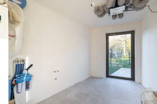 INDELING & AFWERKINGBij het betreden van de woning komt u in de inkomhal, waar een gastentoilet is voorzien.De open keuken met bergruimte biedt een...