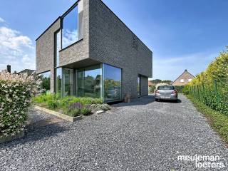 This recent and energy-efficient home enjoys a very quiet yet central location near the center of Waardamme.This furnished property is available for...