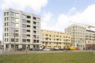 <p>Het hippe torentje omvat 24 stadsappartementen met inpandige loggia’s en 2 penthouses. Alle eenheden genieten van een gemeenschappelijke binnentuin. Gelegen tussen de oude stad en de vernieuwde dokken ligt The Stockholm Residence als het ware aan de toegangspoort van de levendige Cadixwijk. De vernieuwde tramlijn stopt bovendien vlakbij en brengt je helemaal tot aan het Centraal Station.</p>
<p>De oostelijk georiënteerde voorgevel is een prachtig staaltje architectuur. De appartementen zijn kwaliteitsvol afgewerkt. De penthouses op de bovenverdieping zijn de kroon op het werk: van daaruit geniet je van een mooi uitzicht over het bruisende Eilandje. De appartementen zijn maximaal voorzien van licht en levensruimte.  Er zijn verschillende woningstypes die onderling combineerbaar zijn.</p>
<p>Het Antwerps architectenbureau Bulk Architecten ontwierp The Stockholm Residence voor de stadsbewoner van de toekomst. Het geheel is een schoolvoorbeeld van hoe je meerwaarde kan creëren zonder te raken aan de eigenheid van de buurt.<br /><br />Naast comfortabel wonen staat dit prestigieuze project garant voor levenslang aangenaam wonen. Specifieke architecturale ingrepen maken het gebouw open en luchtig. <br /><br />The Stockholm Residence staat voor eigentijds wonen in hartje van de stad! De nadruk ligt op duurzaamheid en verantwoord bouwen met respect voor omgeving en leefbaarheid in een stedelijke buurt.<br /><br />The Stockholm Residence - Perfect Facts<br />1. BEN (bijna energie neutraal)<br />E-peil: 30 - K-Peil: 18<br /><br />2. Duurzaamheidsambitie<br />Kwaliteitswaarbog &amp; opvolging na oplevering<br />Kwalitatieve bouwmaterialen<br />Optimale Daglichttoetreding<br /><br />3. CO neutraal<br /><br />4. Maximaal comforts<br />Privatieve binnentuin<br />Vloerverwarming en - koeling<br />Fietsenstalling inbegrepen<br />Oplaadpunten voor elektrische fietsen<br />Voorzieningen/ aansluitingen voor elektriche wagens<br />Ondergrondse parking<br />Openbaar vervoer <br /><br /><br /></p>