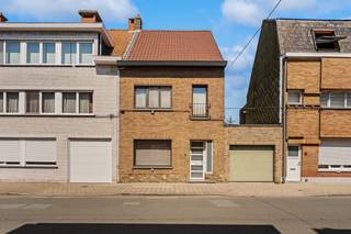 <p>Op zoek naar een te renoveren, gesloten, bebouwing met veel potentieel? Dan is deze woning in de Gontrodestraat precies wat je zoekt! Dit pand is gelegen op een uitstekende locatie, omgeven door tal van voorzieningen zoals winkels, natuurreservaat, scholen en openbaar vervoer. </p><p>Met wat creativiteit en renovatiekennis kun je hier je eigen stempel op de woning drukken en een leuke thuis creëren. Het pand biedt tal van mogelijkheden en kan volledig aangepast worden naargelang de eigen wensen! Met een bewoonbare oppervlakte van 131m² is er voldoende ruimte en de zolder (42m²) kan perfect ingericht worden als benutbare ruimte. </p><p>De indeling bestaat uit een inkomhal, een woonkamer met zit- en eetruimte, een keuken en een berging, grenzend aan het gastentoilet. Er is tevens een kleine opbergruimte aanwezig onder de trap. De eerste verdieping omvat een overloop, drie slaapkamers en de badkamer. In de nachthal is het zolderluik aanwezig. </p><p>Decentrale verwarming aan de hand van een aardgaskachel en combinatie met een elektrische vuren. Renovatieverplichting van toepassing! Voor wie creatief en handig is, biedt dit huis een stevig canvas om een eigen droomwoning te realiseren op een toplocatie in Gentbrugge. </p><p>ALTRO-bezoekmoment voorzien op zaterdag 22/08 tussen 10u30 – 12u30. Contacteer me voor het plannen van een afspraak!</p>