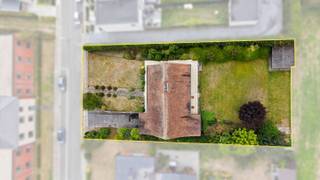 Ruime villa uit de late jaren ’60, gelegen op een royaal perceel nabij het Kasteel Pecsteen. De woning beschikt over 5 à 6 slaapkamers en biedt dankzij de ruime indeling tal van mogelijkheden voor gezinnen. De grote eet- en leefruimte is voorzien van grote raampartijen waardoor er veel natuurlijke lichtinval is. De gesloten keuken kijkt uit op de tuin en biedt mogelijkheden tot omvorming naar een open keuken.<br /><br />Een absolute troef is de volledig onderkelderde woning, ideaal voor extra bergruimte, hobby’s of andere doeleinden. Daarnaast beschikt de villa over een dubbele inpandige garage en een ruime oprit, waardoor er meer dan voldoende parkeergelegenheid is.<br /><br />Achteraan het perceel bevindt zich een openbaar speelplein, wat een extra troef vormt voor gezinnen met kinderen.<br /><br />Een ruime woning met veel potentieel, gelegen op een aantrekkelijke en residentiële locatie.<br /><br />Interesse? Contacteer ons voor meer informatie of plan vandaag nog uw bezoek.