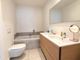 Dit ruime gelijkvloerse (rolstoelvriendelijke) appartement van 87 m² is momenteel verhuurd via Thuiswest (sociaal verhuurkantoor) en vormt een interessante opportuniteit voor wie op zoek is naar een vastgoedinvestering met lopende verhuur en of iemand die iets zoekt om zelf na enkele maanden in te wonen.<br />Dankzij de volledig privatieve toegang, los van de gemeenschappelijke inkom, draagt dit appartement niet bij in de syndicuskosten.<br />De indeling is als volgt: een overdekte inkomruimte met privatieve voordeur, inkomhal met plaats voor een jassen- en schoenenrek, gevolgd door een schuifdeur naar de ruime en lichtrijke leefruimte met grote raampartijen. Aansluitend bevindt zich de moderne open keuken met toestellen en een praktische berging.<br />Verder beschikt het appartement over een afzonderlijk toilet, twee volwaardige slaapkamers en twee badkamers. De eerste badkamer is uitgerust met wastafel en douche. De grote slaapkamer biedt toegang tot de achterzijde van het gebouw. De tweede slaapkamer sluit aan op een ruime badkamer met ligbad, dubbele lavabo en toilet.<br />Aan de achterzijde bestaat bovendien de mogelijkheid om een privatieve autostaanplaats(en) aan te kopen voor € 10.000 per staanplaats.<br />De ramen werden vernieuwd in 2016 en er is elektrische verwarming ( epc c).<br />Interesse? Neem vrijblijvend contact op met Maggie via maggie@vastgoednorman.be of 0479 40 24 04.