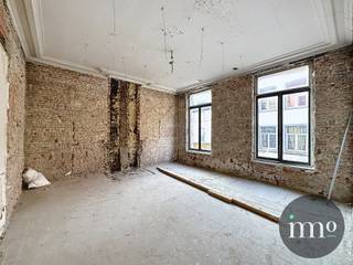 Brussel (Elsene) : IMMO STORE stelt u dit TE RENOVEREN gebouw voor met op het gelijkvloers een winkel en een bar. De TWEE VERDIEPINGEN werden...