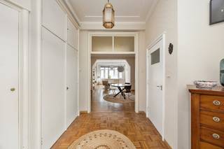 Bekijk alvast het gunstige EPC (B), conforme elektrische keuring, asbestinventaris, de videotour én het grondplan via de Wellimmo-site (documenten).<br /><br />Dit appartement bevindt zich in de befaamde Meirbuilding van architect Jos Baeyens, pal op het kruispunt van de Meir en de Huidevettersstraat, met zicht op de iconische Boerentoren, dé landmark van Antwerpen.<br /><br />Het appartement ademt de originele art-deco stijl en werd met zorg bewaard in zijn authentieke staat. De ruime leefruimte met prachtige natuurstenen schouw en originele visgraatparket zorgt voor een kararaktervol geheel. Dankzij de raampartijen met schitterend zicht en de royale plafondhoogte geniet u hier van veel licht en ruimte.<br /><br />De inkomhal met ingemaakte kasten geeft langs de rechterzijde toegang tot de keuken met aansluitend een inpandig terras van ca. 5 m², ideaal voor een aperitief of ochtendkoffie.<br /><br />Er zijn 2 volwaardige slaapkamers. De hoofdslaapkamer beschikt over een ensuite-badkamer met ligbad, wastafel en toilet. De 2de slaapkamer kan perfect dienstdoen als logeerkamer of bureau. Een 2de badkamer is voorzien van een douche, wastafel en toilet.<br /><br />Het appartement beschikt bovendien over dubbele beglazing en een privatieve kelderberging + fietsenberging.<br />De maandelijkse lasten bedragen 321€ incl verwarming, waterverbruik, syndicus, blokpolis, reservefonds, etc.<br /><br />Een authentiek en stijlvol appartement op toplocatie, voor wie houdt van wonen in het hart van de stad. Winkels, openbaar vervoer en parkeermogelijkheden liggen allemaal op wandelafstand.<br /><br />👉 Meer info of een bezoek: info@wellimmo.net of 03/225 00 68