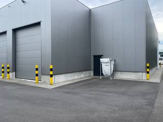 <p>Unité pour PME à PARK BAEKELAND, à l'angle de la Lieven Gevaertstraat et de la Vloeiende.<br />Situation très centrale, accès facile au port d'Anvers et aux entrées et sorties d'autoroute.<br />Ce local pour PME comprend un entrepôt au rez-de-chaussée avec sanitaires, ainsi qu'une mezzanine avec un bureau aménagé et une kitchenette.<br />Équipements : électricité et eau, verrière, sol en béton poli, grande porte sectionnelle électrique à l'avant et à l'arrière. 3 places de parking.<br />Installation de panneaux solaires de 12 kW.<br />Loyer : 1 800,00 euros/mois + TVA + charges<br />Renseignements/visite : 03 283 83 00 - noord@sinjoor.be</p>