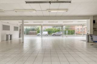 Ben je op zoek naar een combinatie van wonen en werken of een interessante investering met tal van mogelijkheden?Dan is dit veelzijdige pand zeker...
